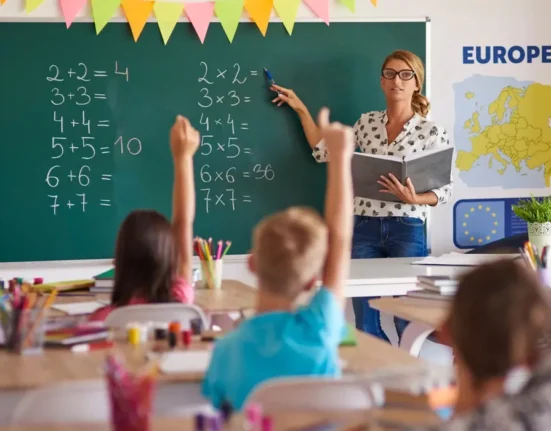Učitelé na základní škole vychovávají budoucí generaci