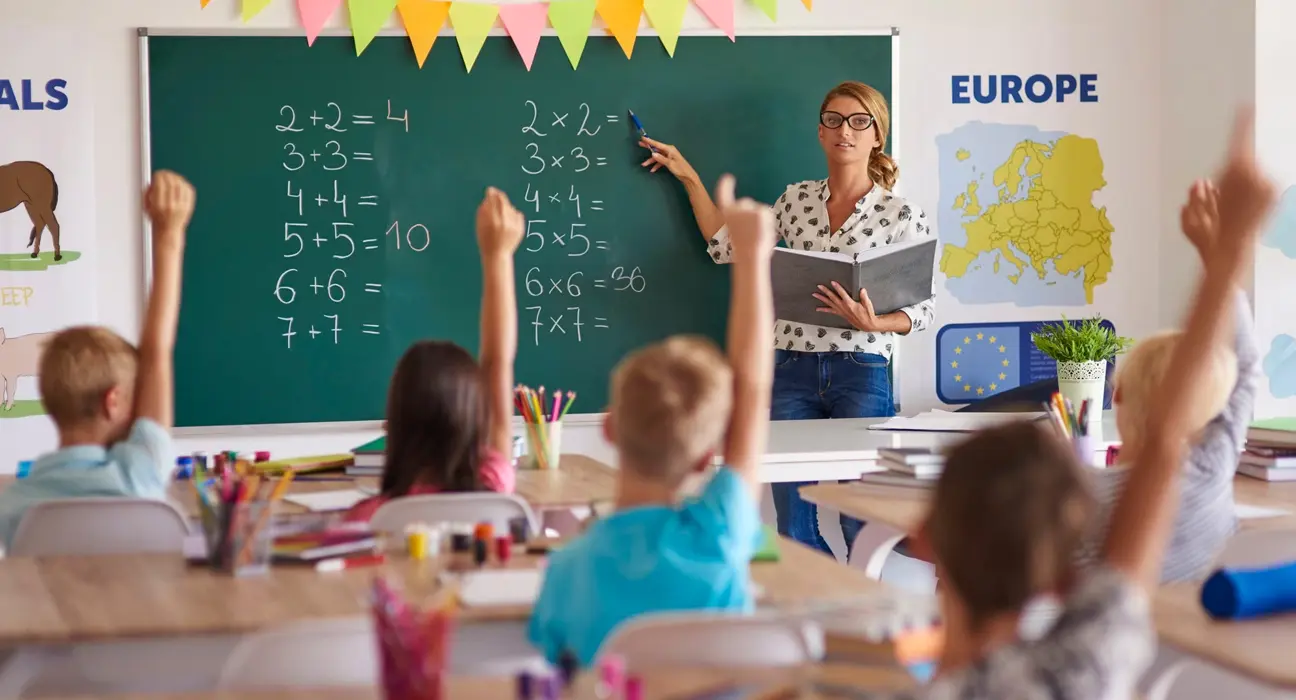 Učitelé na základní škole vychovávají budoucí generaci