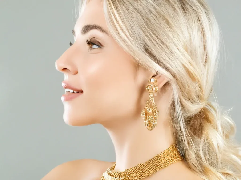 Stylová žena s lesklými zlatými šperky, inspirující krásu, zdraví a duševní pohodu