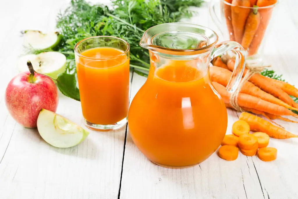 Čerstvá mrkvová šťáva vám dodá spoustu vitamínů a pomůže vám zhubnout